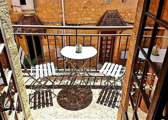 Demeure Du Xiiie-xive S. Dans La Cite Medievale.