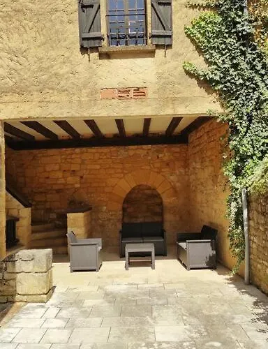 Demeure Du Xiiie-xive S. Dans La Cite Medievale. Nyaraló *