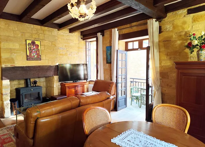 Nyaraló Demeure Du Xiiie-xive S. Dans La Cite Medievale.